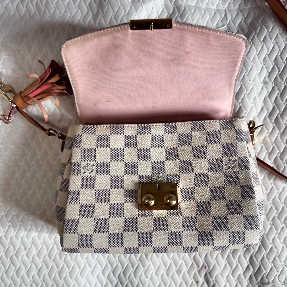 100% Authentic Louis Vuitton cross body purse Damier Azur pink interior